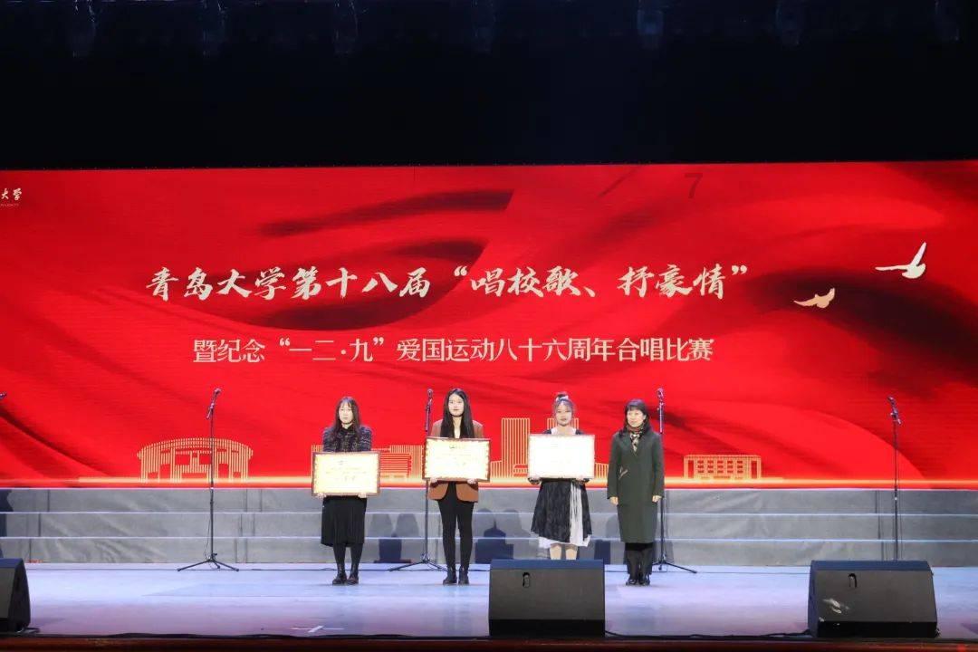 李沁广告大片,马甲衬衫配半裙,像极了上世纪小学老师